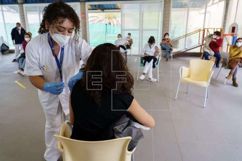 Foto de archivo del proceso de vacunación contra la covid-19 del personal del Servicio Canario de la Salud / EFE Ramón de la Rocha